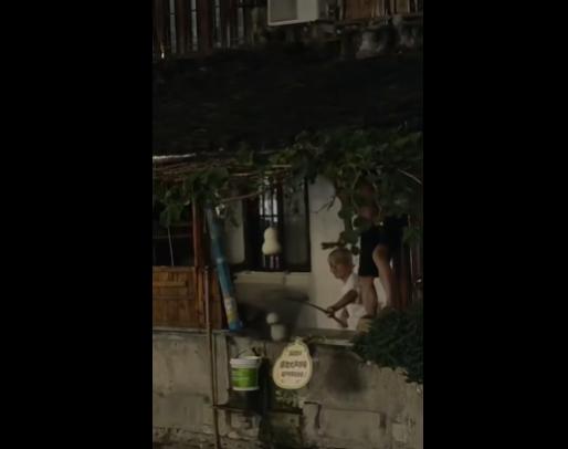 当“葫芦娃爷爷”被迫剪掉葫芦，大量游客网红围堵，葫芦娃爷爷被迫剪掉全部葫芦