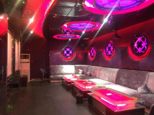武安市建设大街摩登假日KTV 热门榜封面图