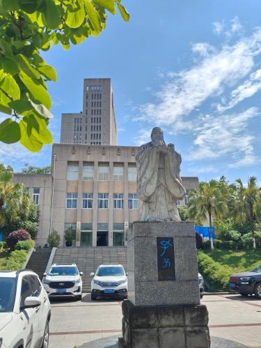 西南大学(北碚校区)孔子雕像 - 景点/周边游热度榜第2名